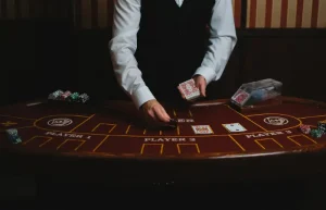 Un crupier en vivo en un casino en linea